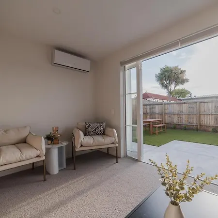 Garden View 2-Bedroom Getaway In Christchurch
